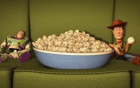 Персонажи мультфильма История игрушек кушают попкорн