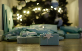 Рождественские подарки на полу