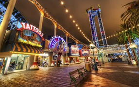 Аллея в парке развлечений