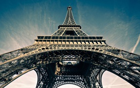 Вид снизу на Эйфелеву башню