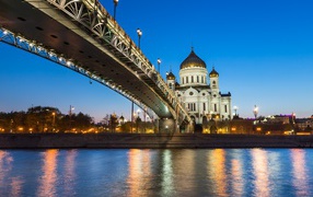 Мост у храма в Москве