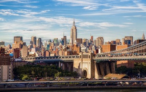 Мост на фоне построек Нью-Йорка