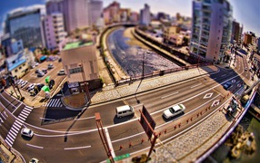 Автомобили на мосту через реку в городе