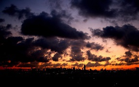 Темные облака над городом