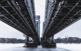 Двойной мост через реку в городе