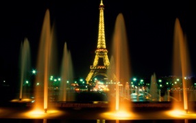 Фонтаны на фоне Эйфелевой башни