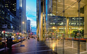 Зеркальная витрина магазина в Нью-Йорке