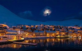 Луна над городом Альту, Норвегия