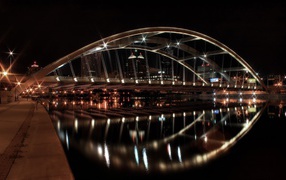 Ночные огни на пешеходном мосту