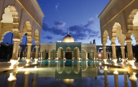 Пруд во внутреннем дворе восточного дворца