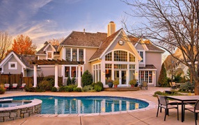 Бассейн у дома в спальном районе