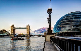 Набережная у моста в Лондоне