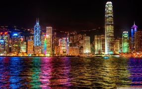 Отражение города в воде залива