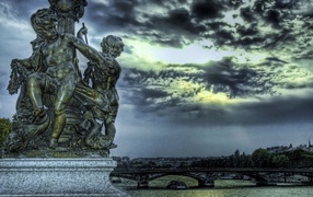 Скульптура на фоне моста, фото HDR