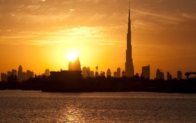 Силуэты зданий Дубаи на фоне заката