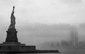 Статуя Свободы в серой мгле, Нью-Йорк