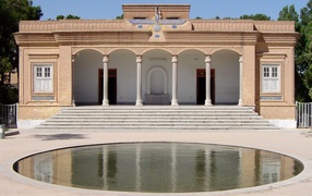 Бассейн во дворе, Иран