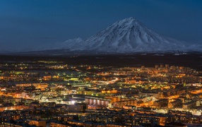 Город у подножия горы Петропавловск-Камчатский