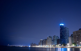 Огни города на берегу реки вечером