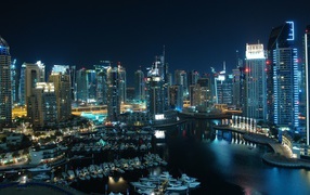 Яхты в порту большого ночного города