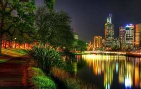 Отражение огней города в реке