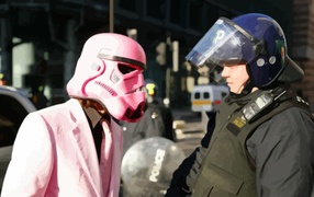 Полицейский и человек в розовой маске Дарта Вейдера