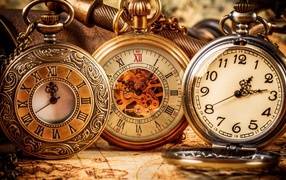 Старинные часы из драгоценных металлов