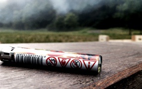 Баллончик зажигалки на доске