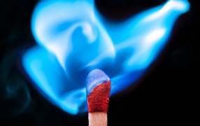 Голубое пламя спички