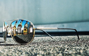 Бутылки с алкоголем отражаются в очках