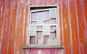 Разбитое окно в доме