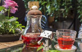 Картонные человечки на столе