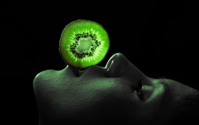 Кружок киви на лице у девушки