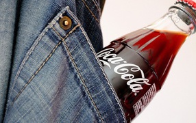 Бутылка Кока-Колы в кармане джинс