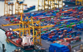 Контейнеры в грузовом порту