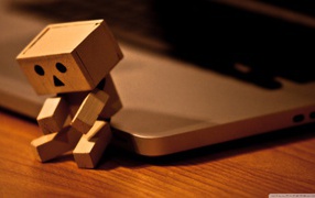 Дандо на краю ноутбука