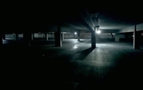 Темная ночная парковка