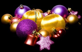 Украшения для елки на черном фоне