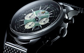 Дорогие наручные часы с картой мира на циферблате