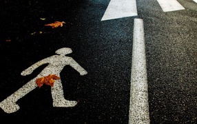 Фигурка человека на асфальте