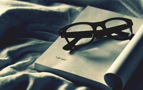 Очки на арабской книге