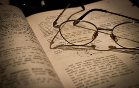 Очки на учебнике