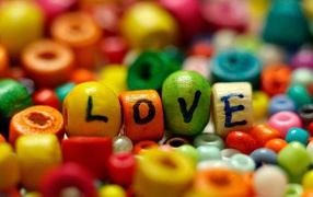 Надпись Любовь на деревянных бусинках