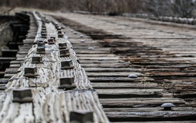 Железные болты креплений деревянного моста