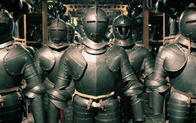 Железные рыцарские латы