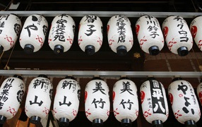 Японские фонарики под крышей