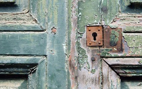 Замочная скважина в паутине