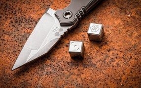 Нож и кубики для игры из металла