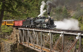 Паровоз зашел на мост