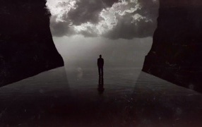 Человек между двух скал